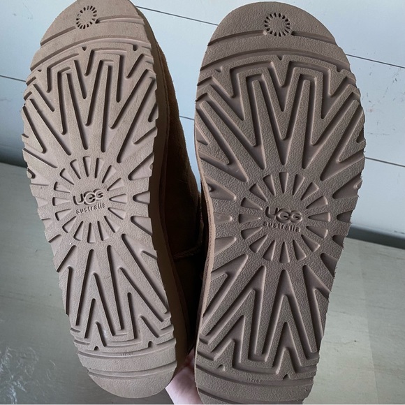 women’s uggs w gems - Picture 3 of 5